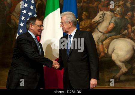 Rome, Italie. 16 janvier 2013. Le secrétaire américain à la Défense Leon Panetta, serre la main du Premier ministre italien Mario Monti, 16 janvier 2013 à Rome, Italie. Panetta est sur un voyage en Europe des six jours pour rencontrer les dirigeants et les troupes américaines. DOD : Crédit Photo / Alamy Live News Banque D'Images