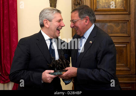 Rome, Italie. 16 janvier 2013. Le secrétaire américain à la Défense Leon Panetta italien présente le ministre de la Défense, Giampaolo Di Paola avec une statue après leur réunion le 16 janvier 2013 à Rome, Italie. Panetta est sur un voyage en Europe des six jours pour rencontrer les dirigeants et les troupes américaines. DOD : Crédit Photo / Alamy Live News Banque D'Images