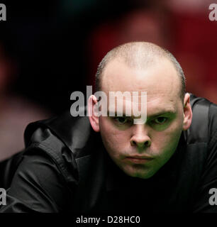 Londres, Royaume-Uni. 16 janvier 2013. Stuart Bingham en action contre Mark Selby pendant quatre jours du Masters de Snooker Alexandra Palace. Credit : Action Plus de Sports / Alamy Live News Banque D'Images