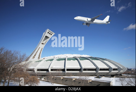 Avion sur le stade olympique, ville de Montréal, Canada. Banque D'Images