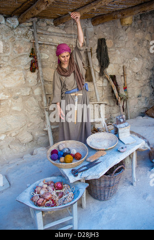 Traditionnelle palestinienne weaver à Nazareth Village Banque D'Images