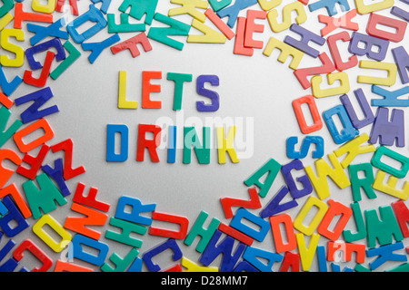"Let's Drink" - aimants pour réfrigérateur messages sort sur un fouillis de lettres Banque D'Images