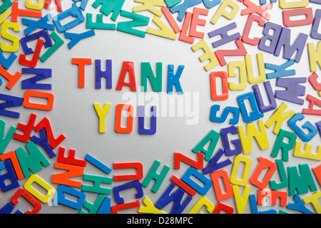 "Merci" - aimants pour réfrigérateur sort un message d'un fouillis de lettres Banque D'Images
