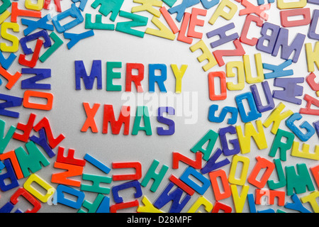 'Merry Xmas' - aimants pour réfrigérateur sort un message d'un fouillis de lettres Banque D'Images