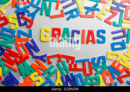 "Gracias" - aimants pour réfrigérateur sort un message d'un fouillis de lettres Banque D'Images