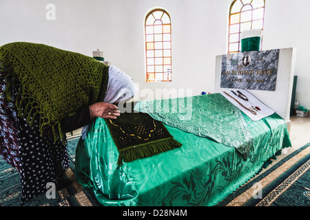 Vieille Femme Bektashi albanais adorant un derviche tombe à la mausolée dans le Bektachi Siège Mondial. Tirana, Albanie Banque D'Images