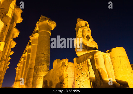 Statue colossale de Ramsès II à l'entrée du temple de Louxor, Egypte Banque D'Images