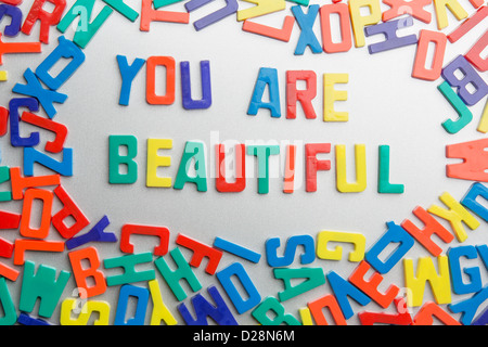 'Tu es belle' - aimants pour réfrigérateur sort un message d'un fouillis de lettres