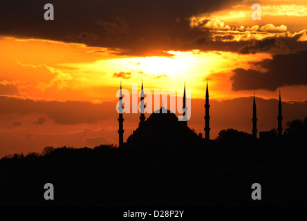 Coucher de soleil sur la Mosquée Bleue à Istanbul. Banque D'Images