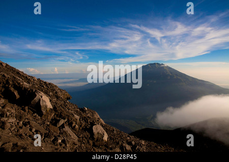Depuis le sommet du mont Merapi la vue du Mont Merbabu volcan, le centre de Java, Indonésie Banque D'Images