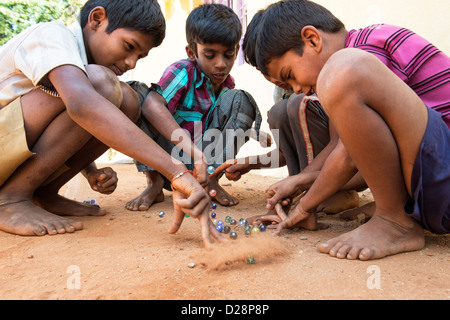 Les garçons indiens jouer aux billes dans un village de l'Inde rurale. L'Andhra Pradesh, Inde Banque D'Images
