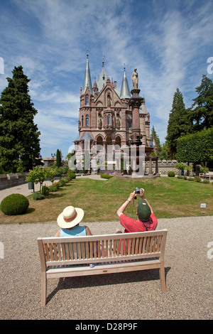 Bonn, Allemagne, les touristes sur un banc en face du château Drachenburg Banque D'Images