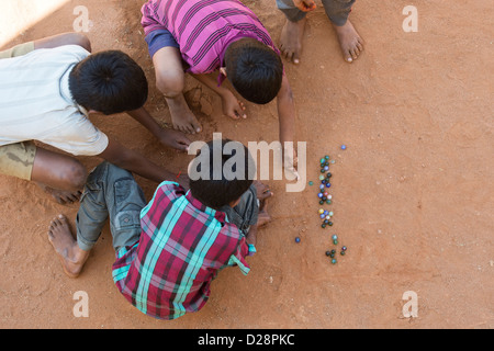 Les garçons indiens jouer aux billes dans un village de l'Inde rurale. L'Andhra Pradesh, Inde Banque D'Images