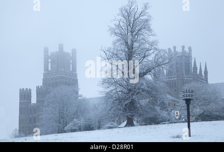 Cathédrale d'Ely Cambridge dans la neige Banque D'Images