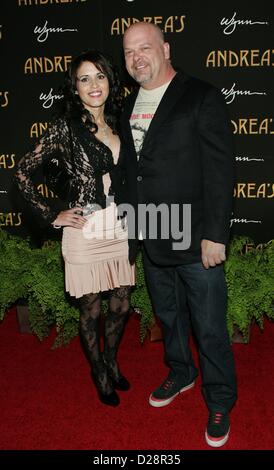 Las Vegas, Nevada, USA. 16 janvier 2013. Rick Harrison, DeAnna Burditt aux arrivées pour Andrea's Grand Opening at Wynn Las Vegas, Wynn Las Vegas, Las Vegas, NV le 16 janvier 2013. Photo par : James Atoa/Everett Collection/Alamy Live News Banque D'Images