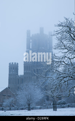 Cathédrale d'Ely Cambridge dans la neige Banque D'Images