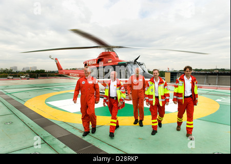 Berlin, Allemagne, l'équipe de secours de l'hélicoptère de sauvetage Christoph Berlin Banque D'Images