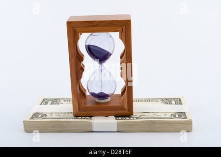 Hourglass on pile de papier d'argent sur fond blanc Banque D'Images