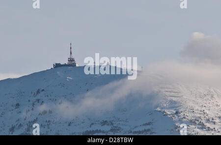 Une vue panoramique de la montagne Patscherkofel gamme dans la distance près de la ville d'Innsbruck, Autriche, 2 janvier 2013. Photo : Daniel Karmann Banque D'Images