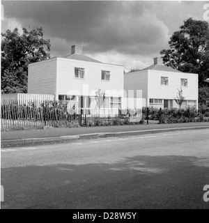 Londres,1960. Moderne nouvellement construit deux maisons en forme de carré avec un "deck" en bois ou en partie weatherboard couvrant, Londres, Angleterre, Royaume-Uni. Banque D'Images