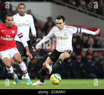 Londres, Royaume-Uni. 16 janvier 2013. Leon Britton de Swansea City et Theo Walcott d'Arsenal en action au cours de la FA Cup 3ème tour replay avec Budweiser match entre Arsenal et Swansea City de l'Emirates Stadium. Credit : Action Plus de Sports / Alamy Live News Banque D'Images