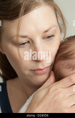 Mother holding baby. Banque D'Images