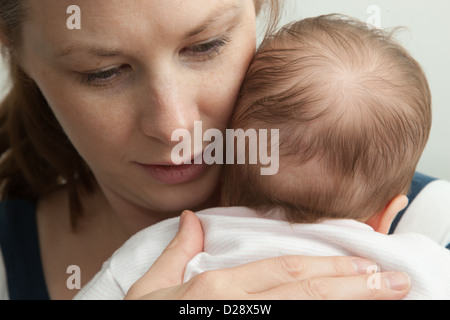 Anxieux mère tenant jeune bébé Banque D'Images