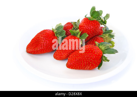 Les fraises dans la plaque, isolé sur fond blanc. Banque D'Images