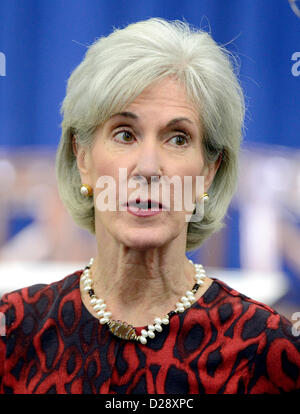 United States Secretary of Health and Human Services assiste à Kathleen Sebelius les remarques du président américain Barack Obama et le Vice-président Joe Biden lors d'un événement à la Maison Blanche, à Washington, D.C. pour dévoiler une série de propositions visant à réduire la violence armée, le mercredi 16 janvier 2012. .Credit : Ron Sachs / CNP Banque D'Images