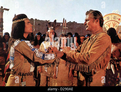 Je Winnetou Winnetou I. Pierre Brice, Lex Barker Old Shatterhand (Lex Barker,r) und warum (Pierre Brice,l) schliessen Banque D'Images