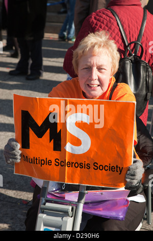 Manifestation contre les coupures à la Coalition des services de personnes handicapées et de revenu. Société de la sclérose en plaques Banque D'Images