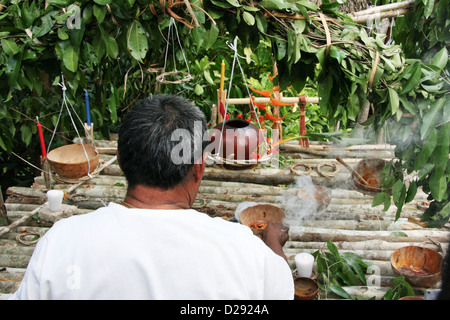 Shaman effectue la bénédiction dans Pac-Chen communauté maya. Le Mexique Banque D'Images