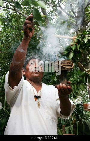 Shaman effectue la bénédiction dans Pac-Chen communauté maya. Le Mexique Banque D'Images