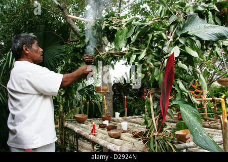 Shaman effectue la bénédiction dans Pac-Chen communauté maya. Le Mexique Banque D'Images