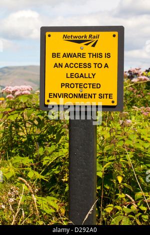 Railworkers avertissement signe que la piste traverse une SSSI. RSPB Ynys Hir réserver. Ceredigion, pays de Galles. En août. Banque D'Images