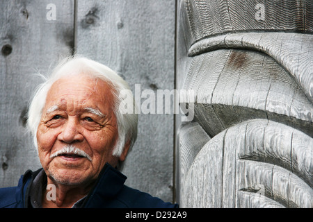 Mât de maître sculpteur sculpture pour chambre à Haida Heritage Centre près de Skidegate, C.-B., Canada Banque D'Images