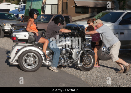 Moto Trike Harley-Davidson deux personnes poussant deux coureurs Banque D'Images