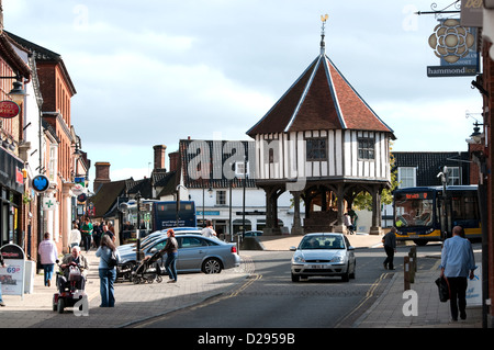 Vue générale de la Croix du marché en Wymondham, Norfolk. Construit en 1618, il est maintenant à la maison à la ville, Centre d'information touristique. Banque D'Images