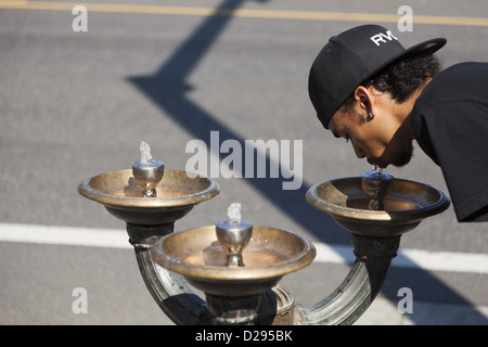 Homme buvant à une fontaine d'eau potable, Portland, Oregon, USA Banque D'Images