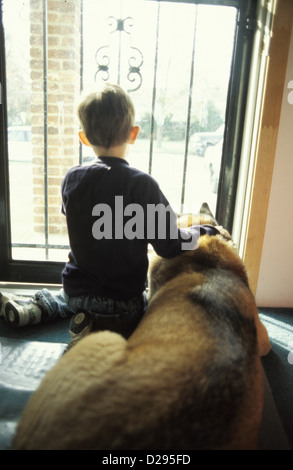 5 1/2 ans garçon au chien. À la porte de sortie Banque D'Images