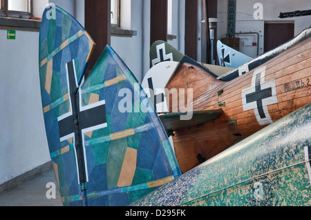 Les sections de la queue de l'avion allemand WW1, Halberstadt C.II en face de l'avion, Musée de l'Aviation Polonaise à Cracovie, Pologne Banque D'Images