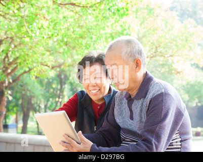 Happy Asian Senior couple with tablet pc Banque D'Images