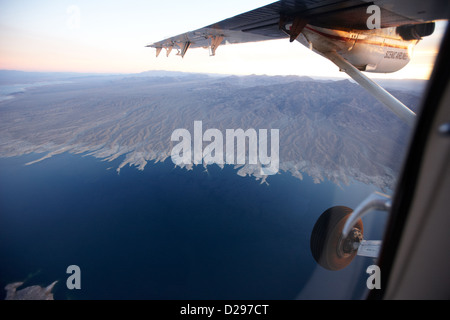 À la lumière des avions survolaient le lac Mead et le sud du Nevada USA Banque D'Images