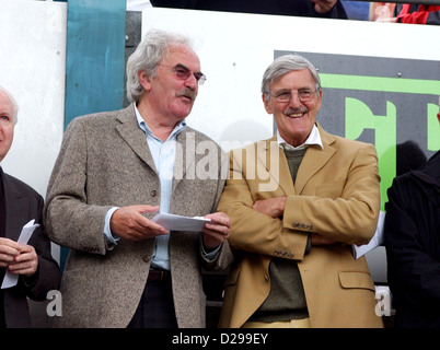 Des Lynam (à gauche) et Jimmy Hill regardant une Brighton et Hove Albion football match à Withdean Stadium en 2004 Banque D'Images