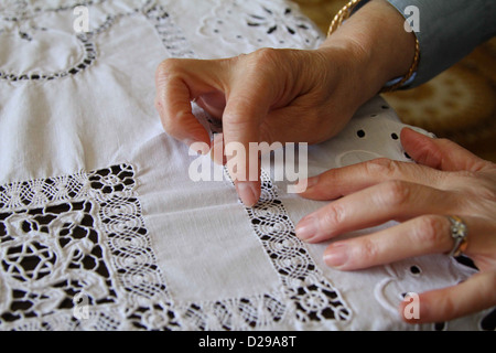 Une nappe brodée main du siècle précédent a fait à Tripoli, Libye, une étoile de David est caché dans le centre. Banque D'Images