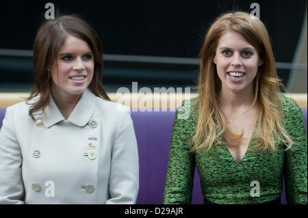 La princesse Eugenie d'York et la Princesse Béatrice d'York (R) s'asseoir dans l'Ambassade britannique au cours de la début de la 'Grande Bretagne Mini Tour 2013" à Berlin, Allemagne, 17 janvier 2013. Les petites-filles de la reine britannique s'est rendu à Berlin pour présenter une campagne publicitaire de leur pays d'origine. Photo : MARC N.R.I.T. Banque D'Images