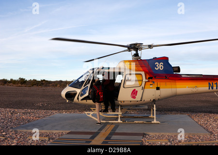 Les passagers d'hélicoptère papillon sur tours d'hélicoptère à Grand canyon west airport Arizona USA Banque D'Images