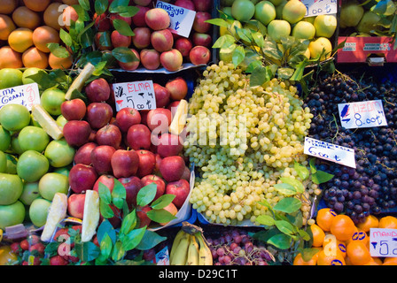 Des fruits sur le marché d'affichage à Istanbul Banque D'Images