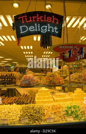 Les sucreries y compris sur l'affichage en turc Halva sweet shop à Istanbul. Banque D'Images