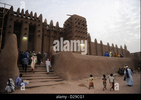 MALI Djenne, Grande Mosquée de construire à partir de l'argile est patrimoine mondial de l'UNESCO, la prière du soir Banque D'Images